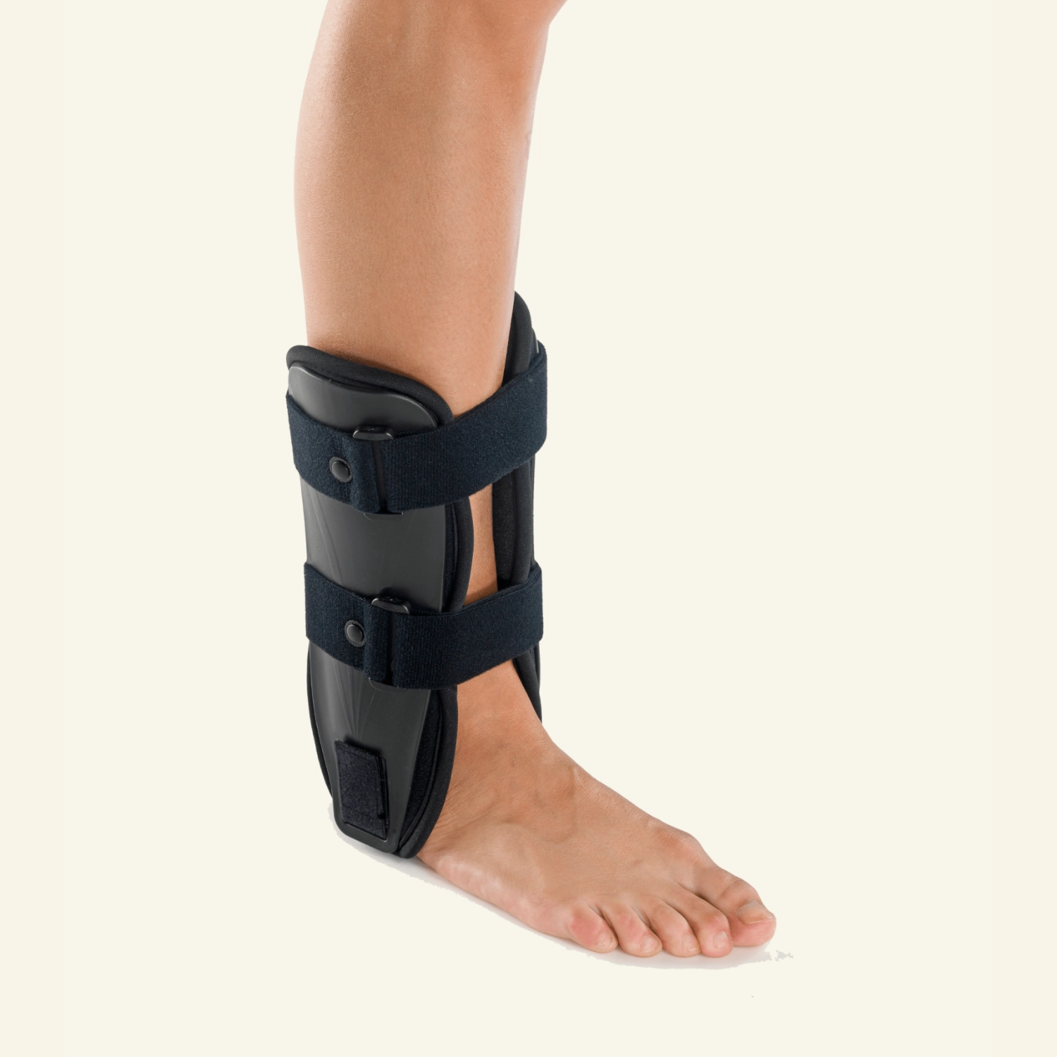 BraceID Functionele Enkel Orthese, zwarte enkelbrace met slank ontwerp, voorzien van verstelbare bandjes voor nauwkeurige pasvorm, biedt optimale ondersteuning bij enkelinstabiliteit en blessures, geschikt voor dagelijks gebruik en sportactiviteiten.