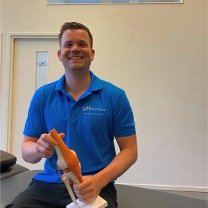 sportfysiotherapeut Jordy van Tol met knie