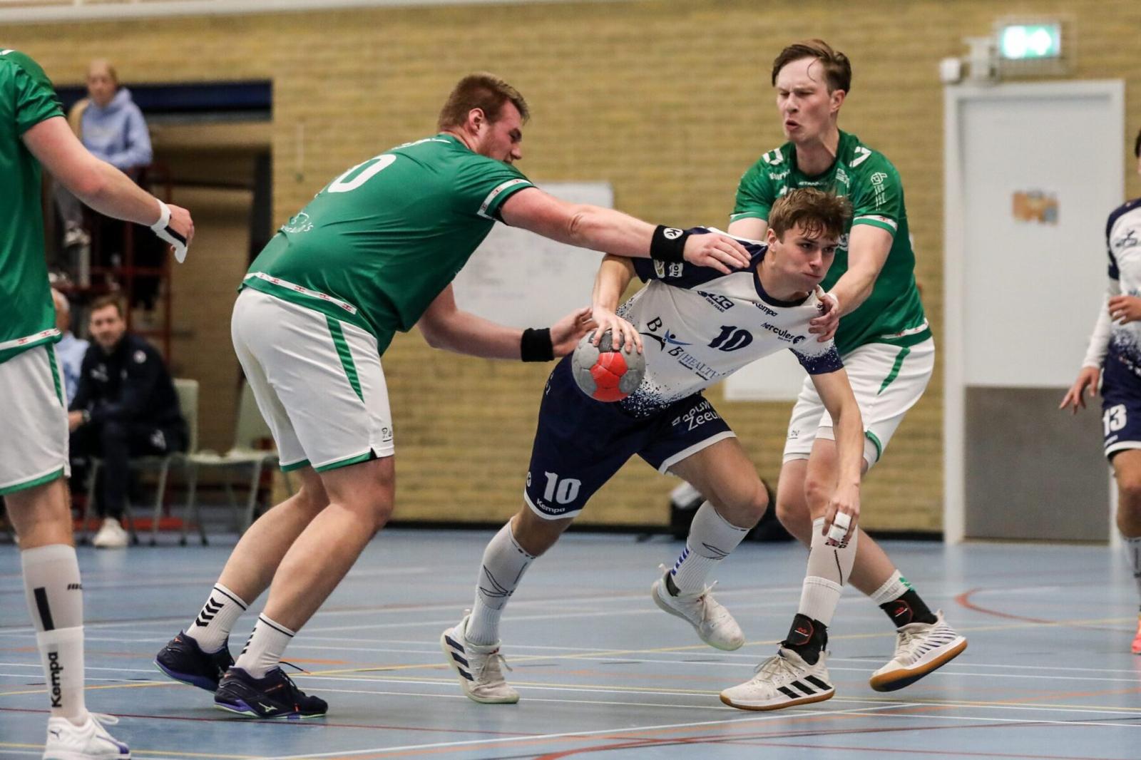 sil tijdens handbal gaat door de verdediging heen