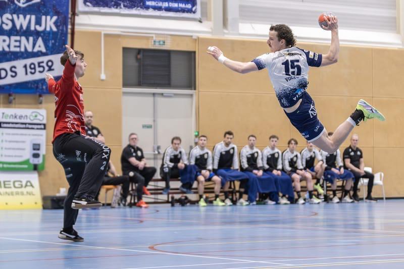lars tijdens handbal met enkelbraces vlak voor gooien bal