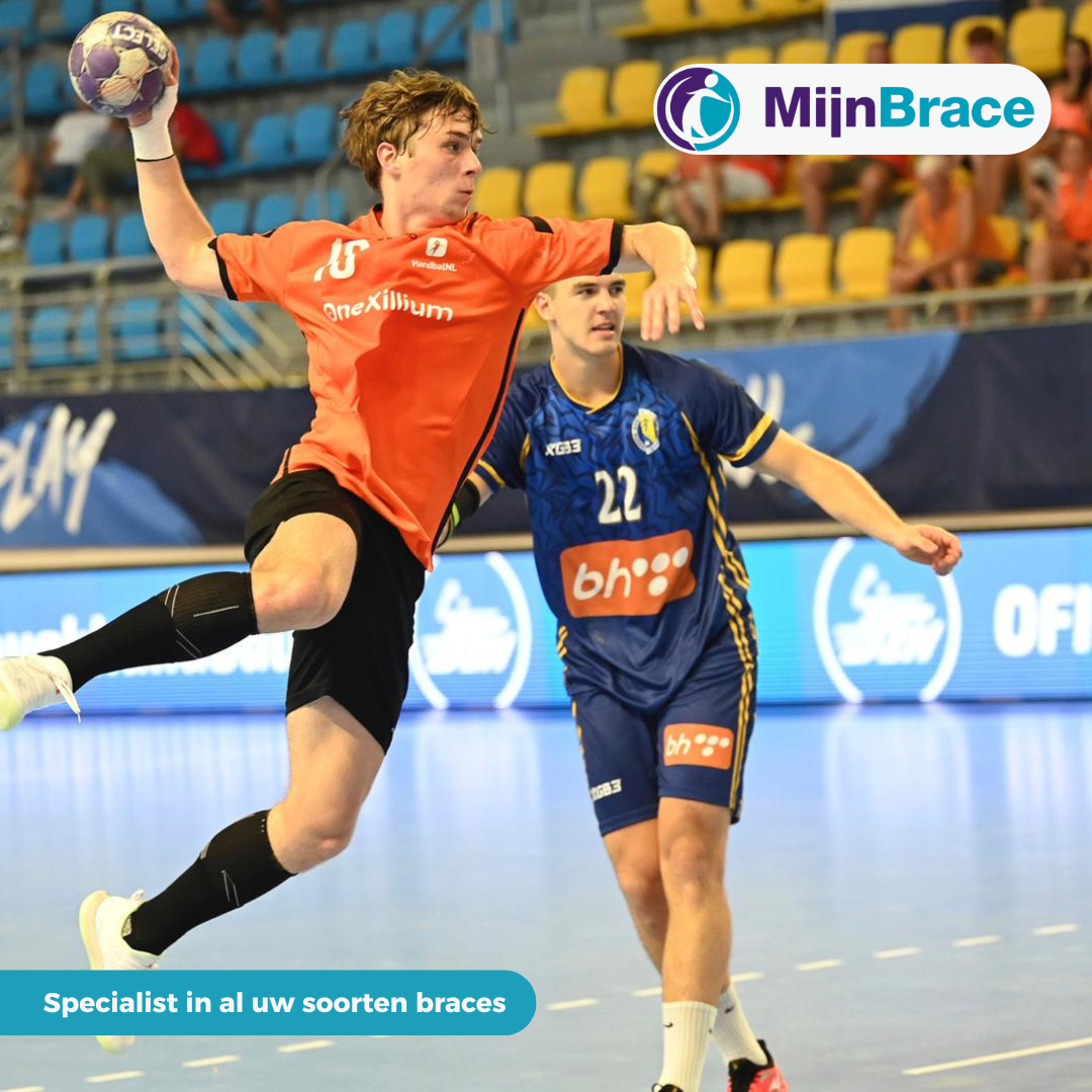 handbaler met een brace tijdens het gooien van een bal